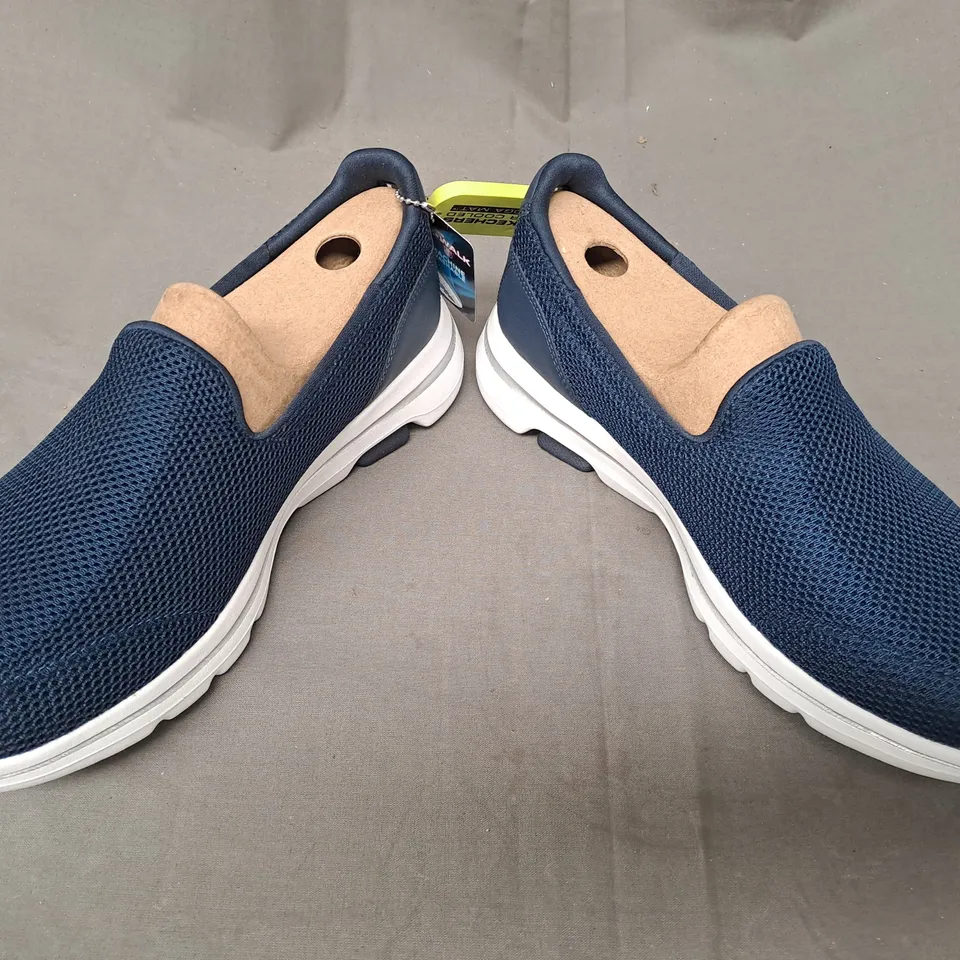 BOXED PAIR OF SKECHERS SLIP-ON SHOES IN NAVY UK SIZE 6