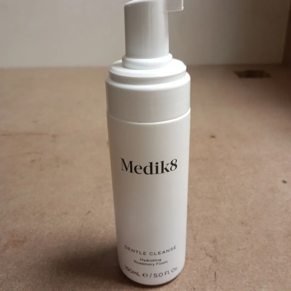 BOX OF APPROXIMATELY 10 BEAUTY PRODUCTS INCLUDING MEDICUBE HYPOCHLOOUS ACID PEEL SHOT, MILTON 40 STERILISING TABLETS AND MEDIK8 GENTLE CLEANSE
