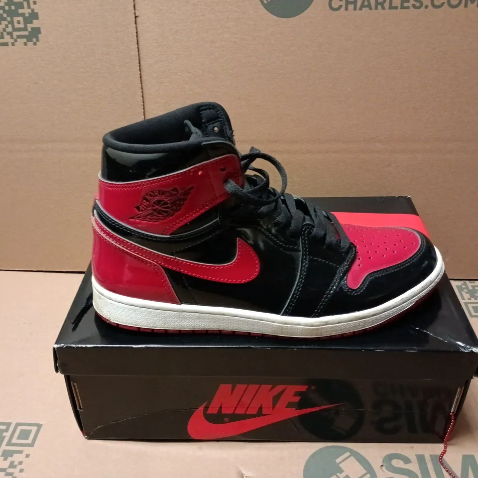 BOXED PAIR OF NIKE AIR JORDAN 1 RETRO HIGH OG TRAINERS IN BLACK/RED - UK 8.5