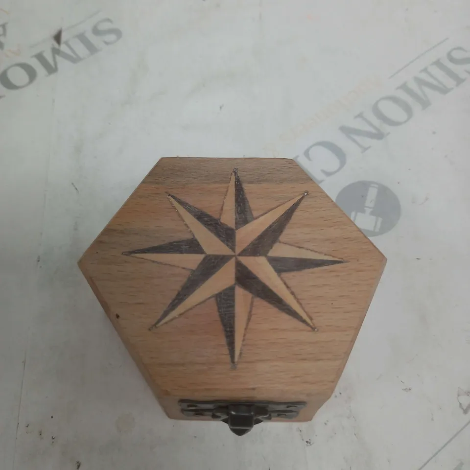 BRASS ANTIQUE COMPASS WITH HOLDING BOX