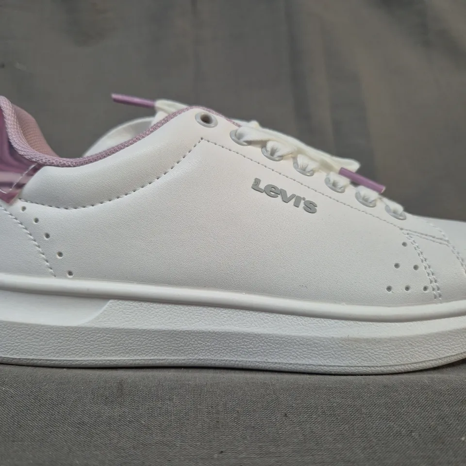 BOXED PAIR OF LEVI'S ELLIS LEATHER TRAINERS IN WHITE/PINK UK SIZE 3