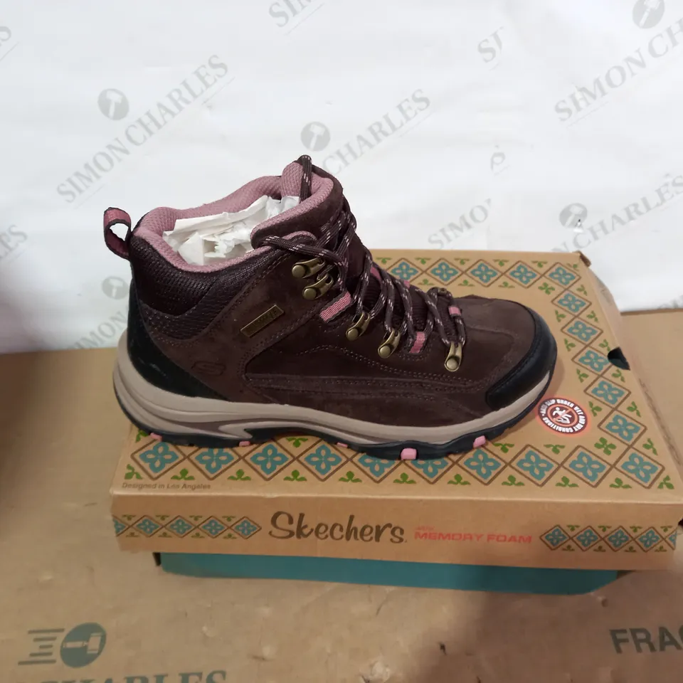 BOXED PAIR OF SKECHERS BROWN BOOTS- SIZE 5