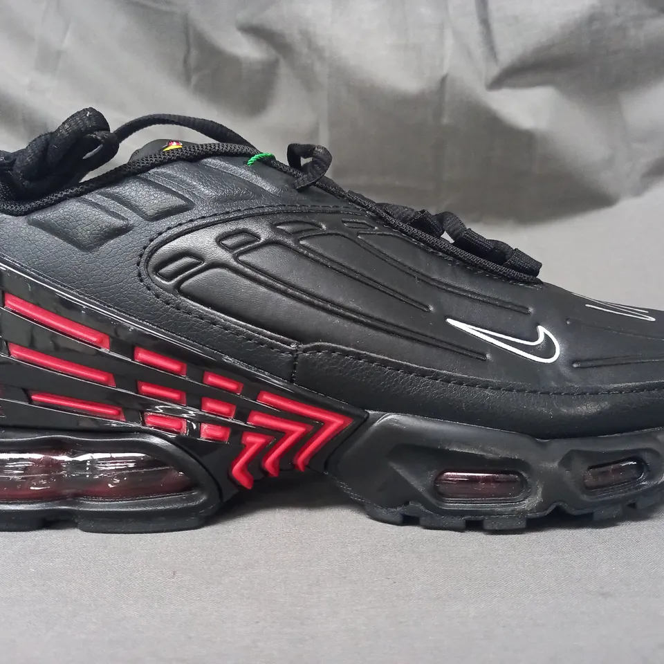 PAIR OF NIKE AIR MAX PLUS SHOES IN BLACK UK SIZE 7.5