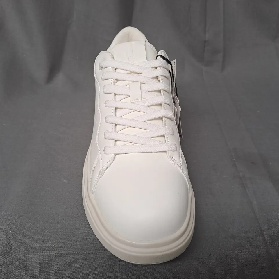 PAIR OF PULL & BEAR SHOES IN WHITE/GREEN EU SIZE 41