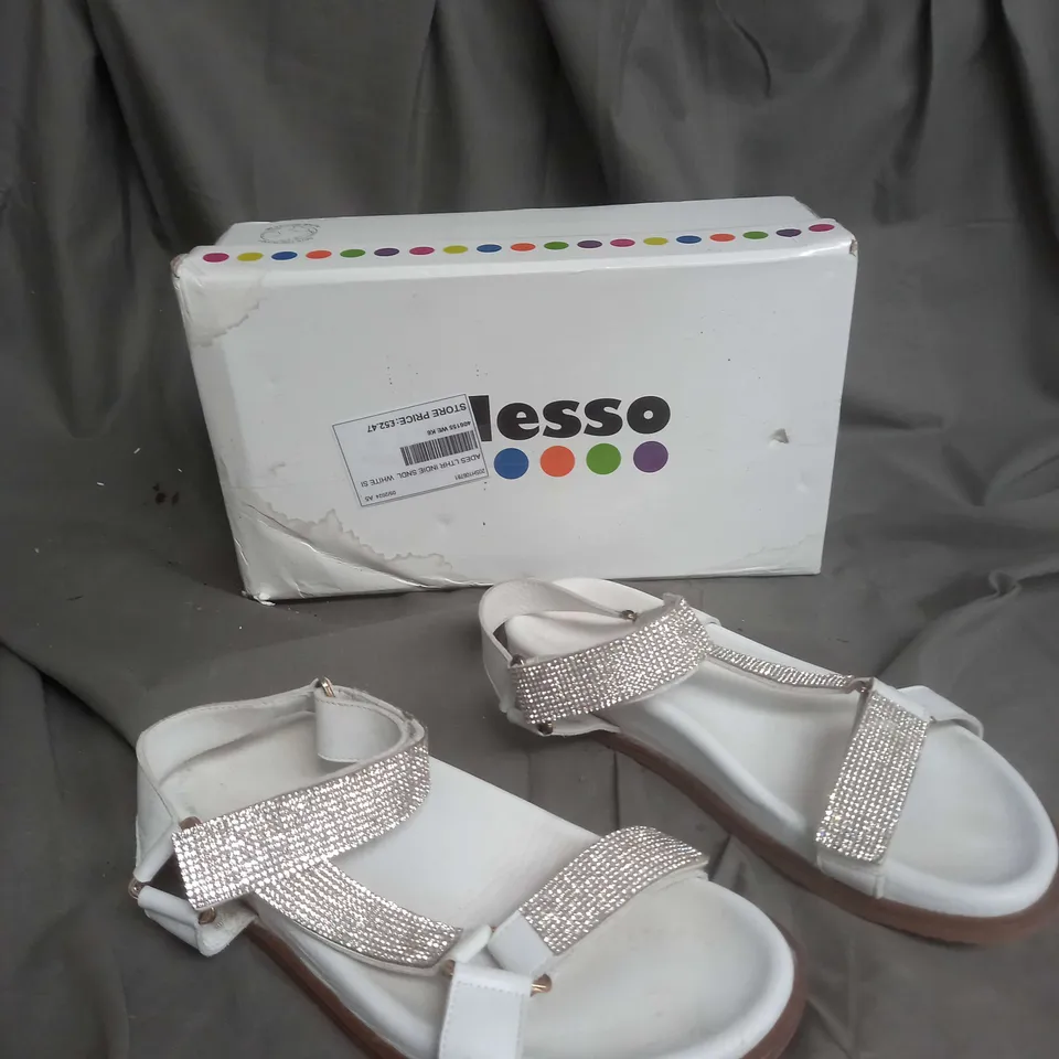 BOXED PIR OF ADESSO LEATHER INDIE WHITE SANDAL SIZE 6