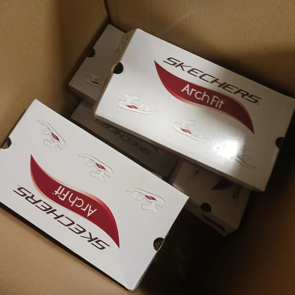 9 BOXED PAIRS OF SKECHERS ARCHFIT SANDALS IN VARIOUS SIZES & COLOURS
