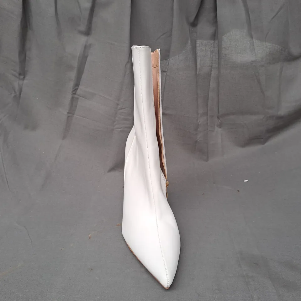 BOXED PAIR OF PRETTY LITTLE THING POINTED TOE MID HEEL ANKLE BOOTS IN WHITE UK SIZE 7