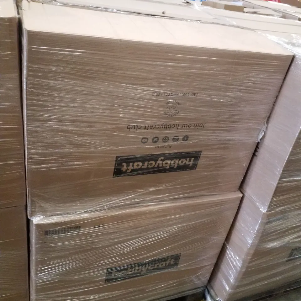 PALLET CONTAINING ASSORTED CHRISTMAS PRODUCTS & DECORATIONS INCLUDING BOTTLE BRUSH LED TREE, WOODEN CHRISTMAS BOX, BLUEY GAUNT FLOOR PUZZLE, POP UP ADVENT CALENDAR & WRAPPING PAPER AND WREATH STORAGE 