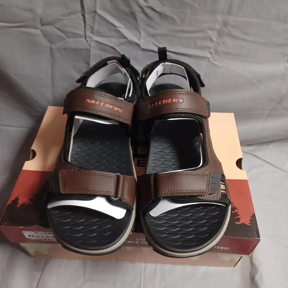 BOXED PAIR OF SKECHERS RELAXED FIT SANDALS WITH LUXE FOAM – (UK 9)