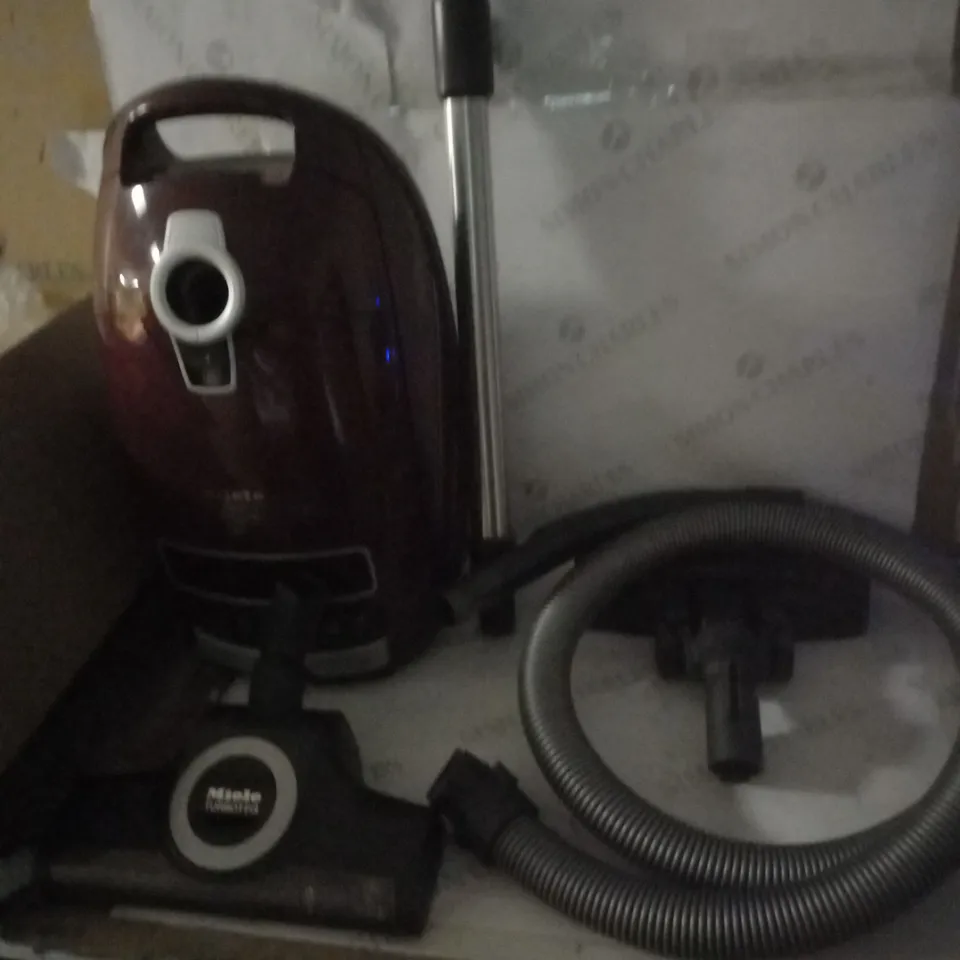 MIELE COMPLETE C3 CAT & DOG VACUUM