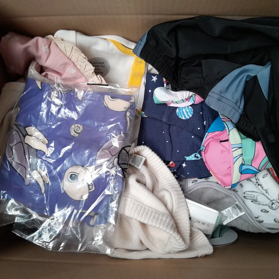 APPROXIMATELY 15 ASSORTED 0-5 YEARS CHILDRENS CLOTHING ITEMS TO INCLUDE - DRESS , MUSLIN SQUARES , DRIBBLE BIBS ETC