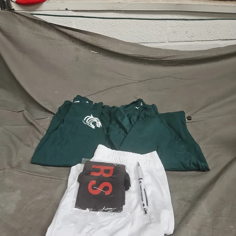 LEICESTER TIGERS SET: RUCK SACK,  2 LARGE T SHIRTS, LARGE SHORTS ETC