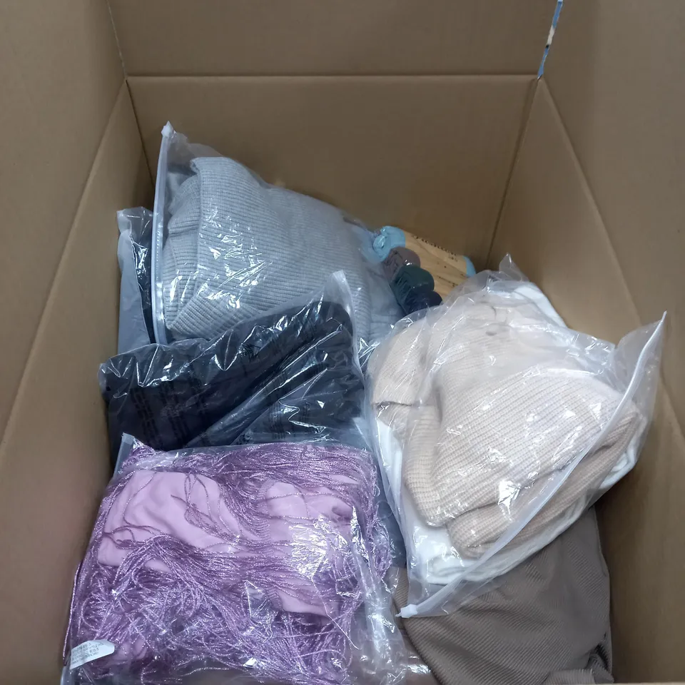 LOT OF CLOTHES APPROXIMATELY 30 TO INCLUDE COAT, T-SHIRT, JUMPER ETC