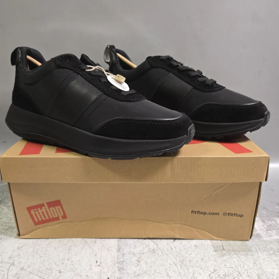 BOXED PAIR OF FITFLOP FLATFORM SNEAKERS IN BLACK SIZE UK 7