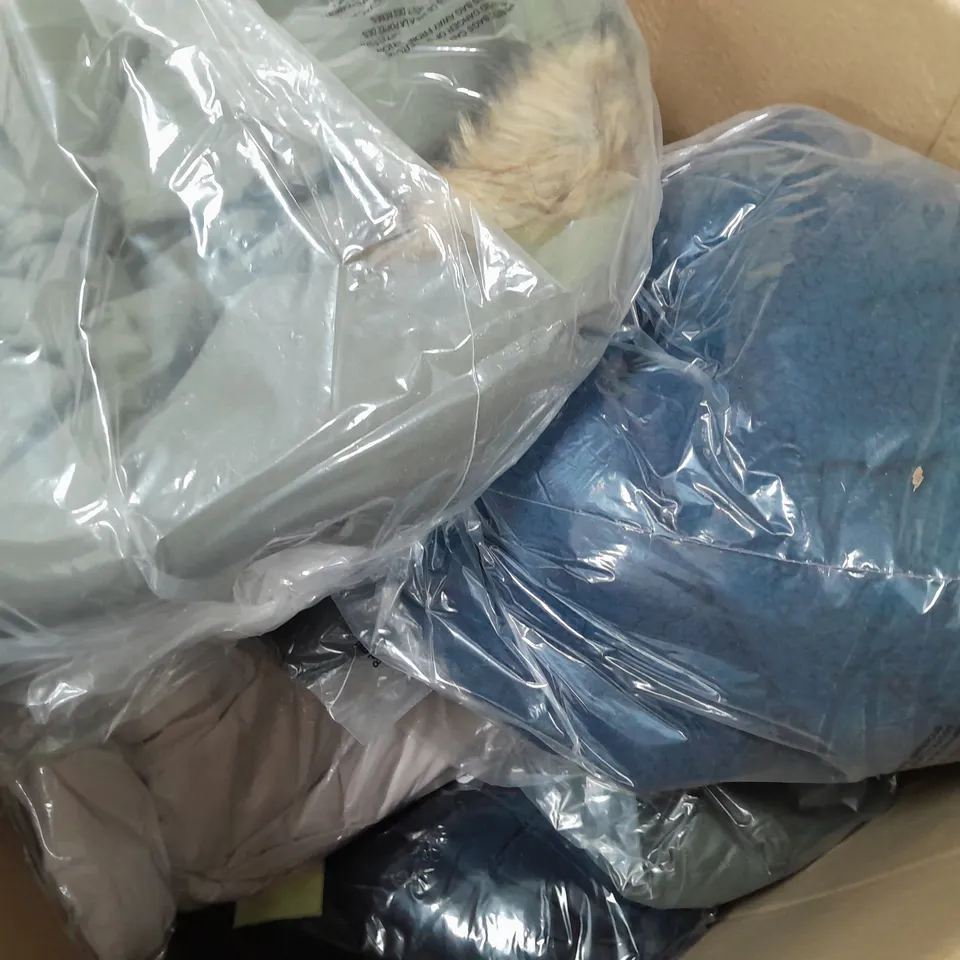 BOX OF APPROXIMATELY 10 ASSORTED CLOTHING AND FASHION ITEMS IN VARIOUS STYLES, SIZES, AND COLOURS - COLLECTION ONLY