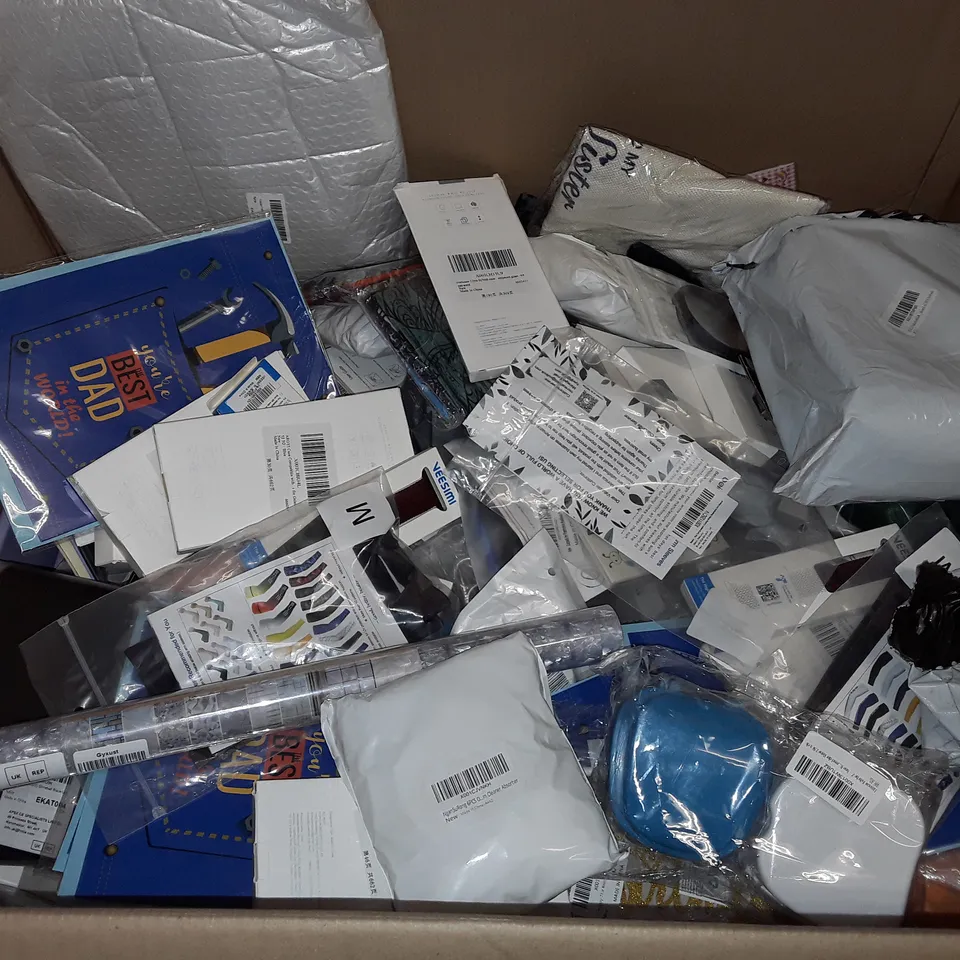 LARGE QUANTITY OF ASSORTED HOUSEHOLD ITEMS TO INCLUDE VASE AND FLOWER WALL STICKERS, 2022 DIARIES, WATCH STRAPS AND PROTECTIVE CASES
