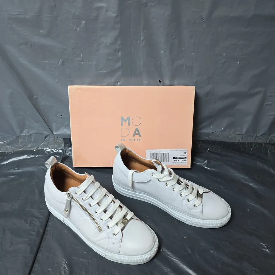 BOXED PAIR OF MODA IN PELLE BRAYLEIGH EHITE SILVER SIDE ZIP TRAINER SIZE 40