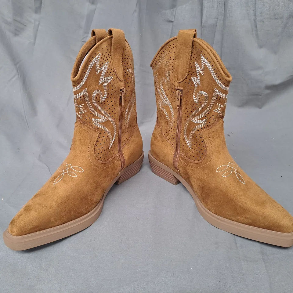BOXED PAIR OF SIMPLY BE COWBOY BOOTS IN TAN UK SIZE 6