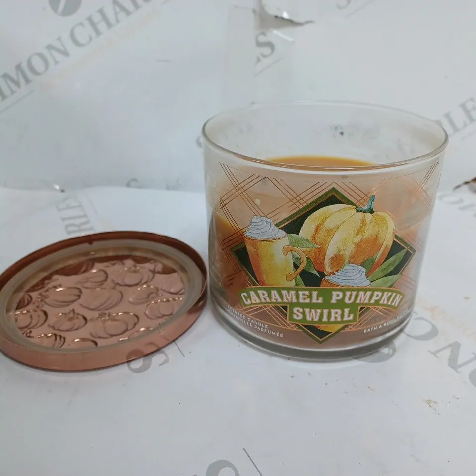 BATH AND BODY WORKS SCENTED CANDLE CARAMEL PUMPKIN SWIRL 411G