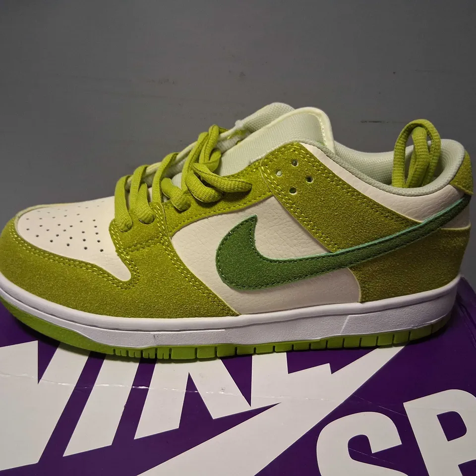 BOXED NIKE DUNK LOW APPLE GREEN SIZE 5.5