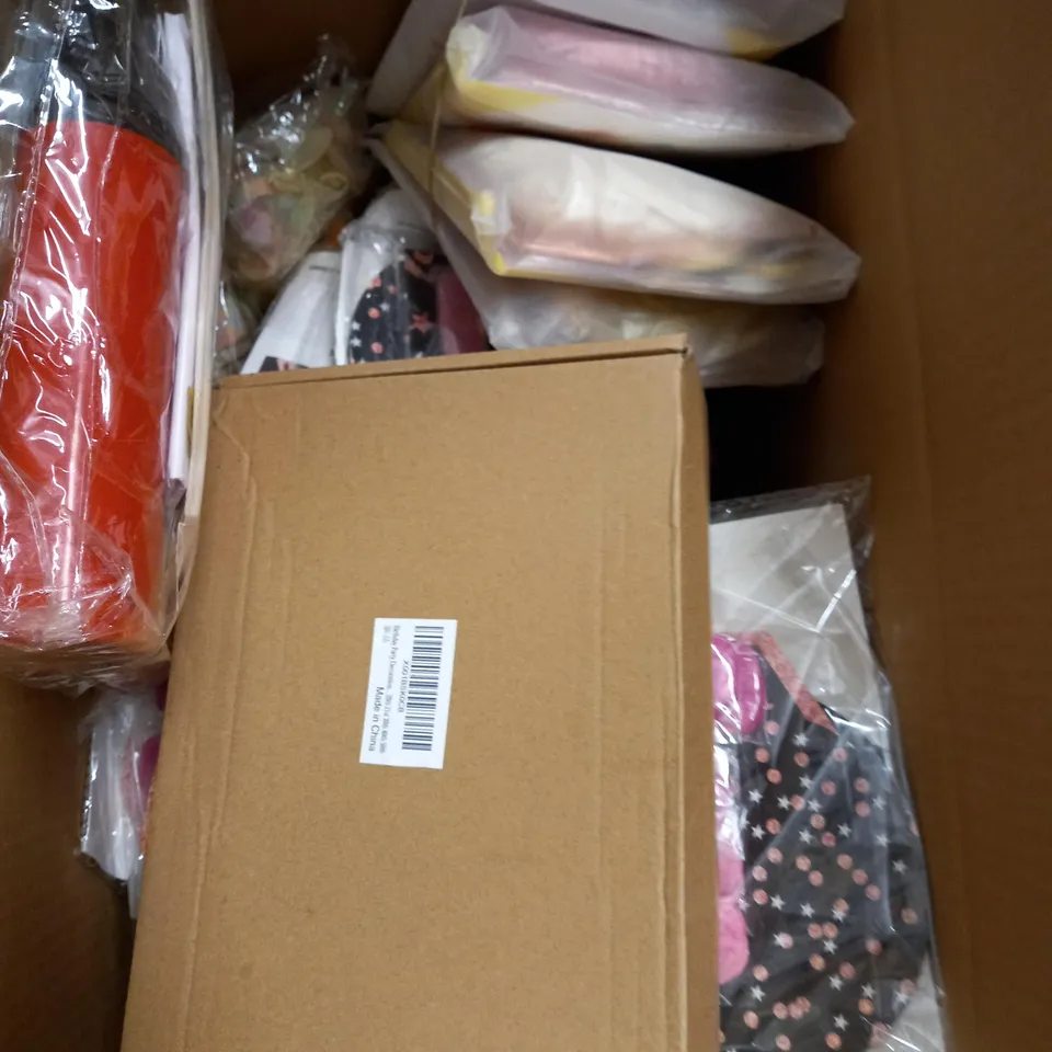 BOX OF APPROXIMATELY 20 ASSORTED BIRTHDAY PARTY DECORATION ITEMS TO INCLUDE BANNERS, BALLOONS, TASSELS ETC