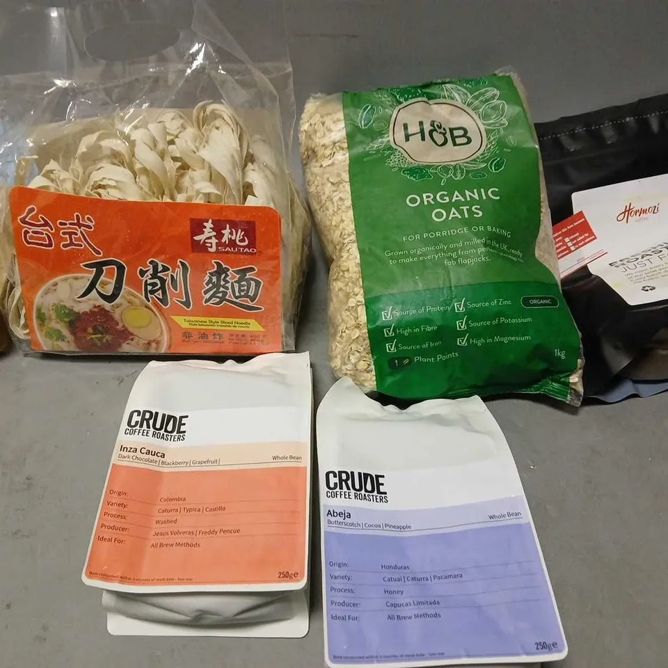 TOTE OF APPROX 6 ASSORTED FOOD ITEMS TO INCLUDE - ORGANIC OATS , CRUDE INZA CAUCA , TAIWANSE STYLE SLICED NOODLE ETC