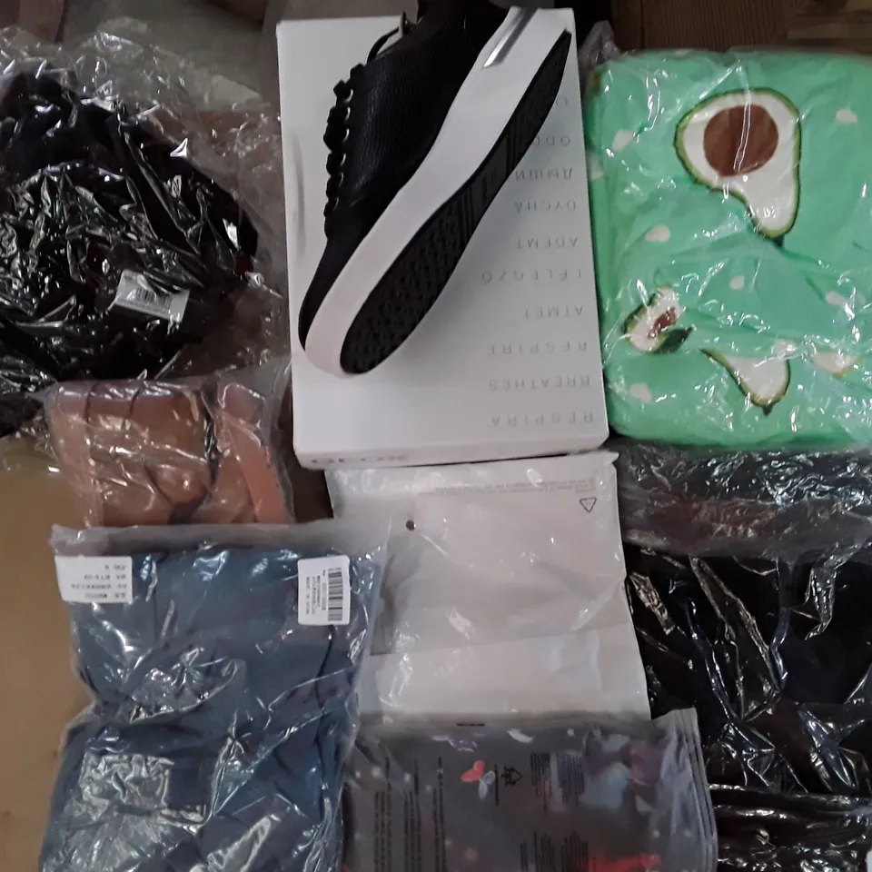 LARGE QUANTITY OF ASSORTED CLOTHING ITEMS TO INCLUDE SOCKS SHOES AND TOPS ECT