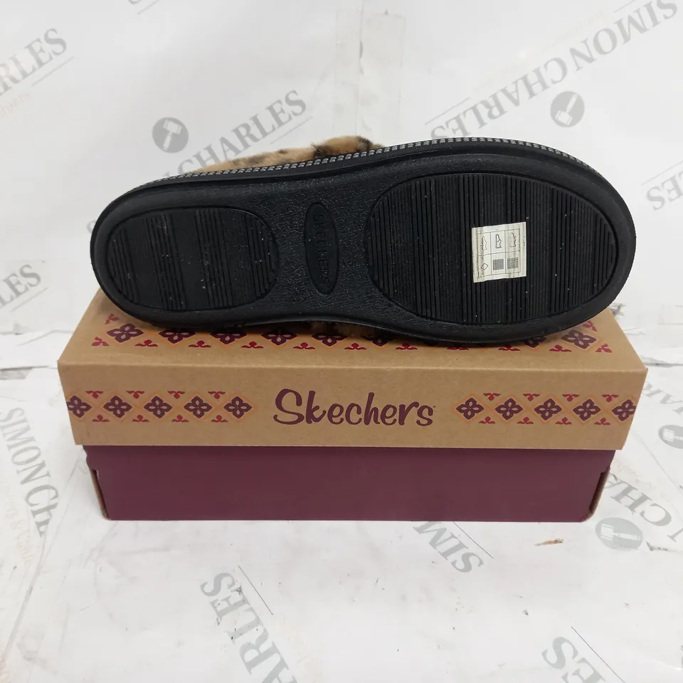 BOXED PAIR OF SKETCHERS FUR LINED LEOPARD SLIPPERS IN BLACK SIZE 4