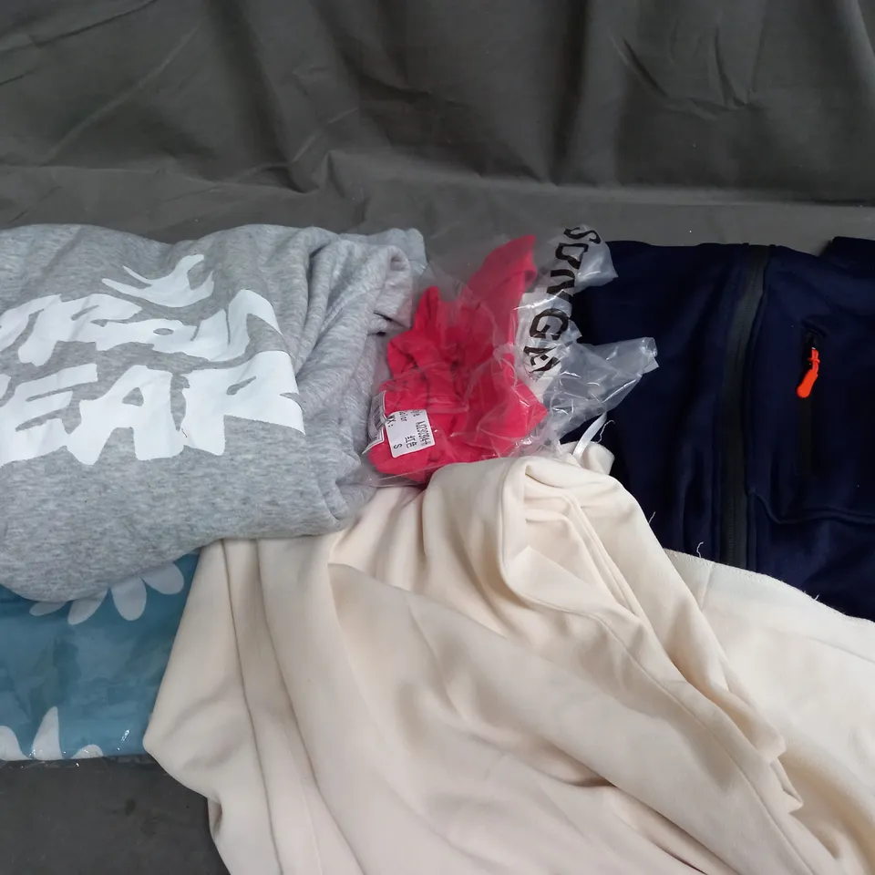 APPROXIMATELY 50 ASSORTED CLOTHING ITEMS IN VARIOUS STYLES AND SIZES 