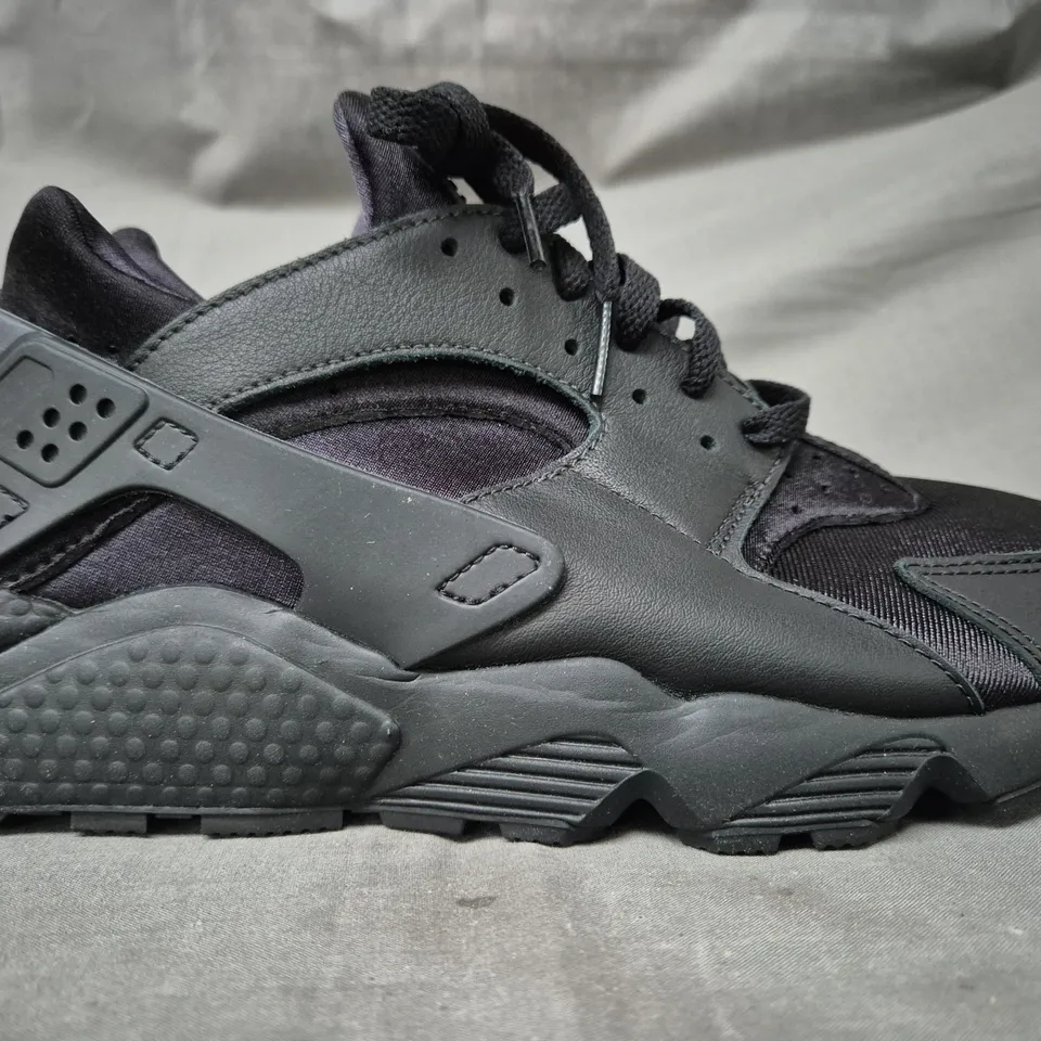 BOXED PAIR OF NIKE HUARACHE SHOES IN BLACK UK SIZE 9