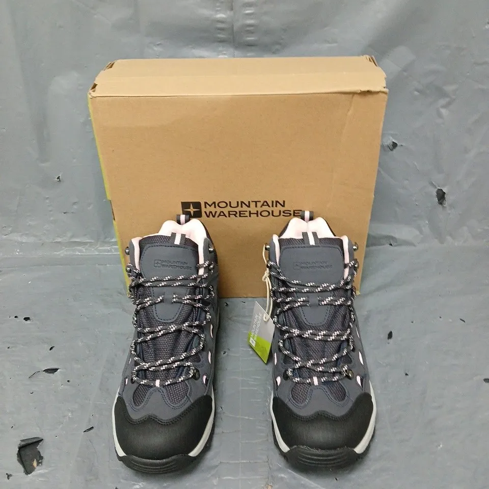 BOXED PAIR OF ADVENTURER WOMENS WATERPROOF WALKING BOOT DARK PURPLE UK 7
