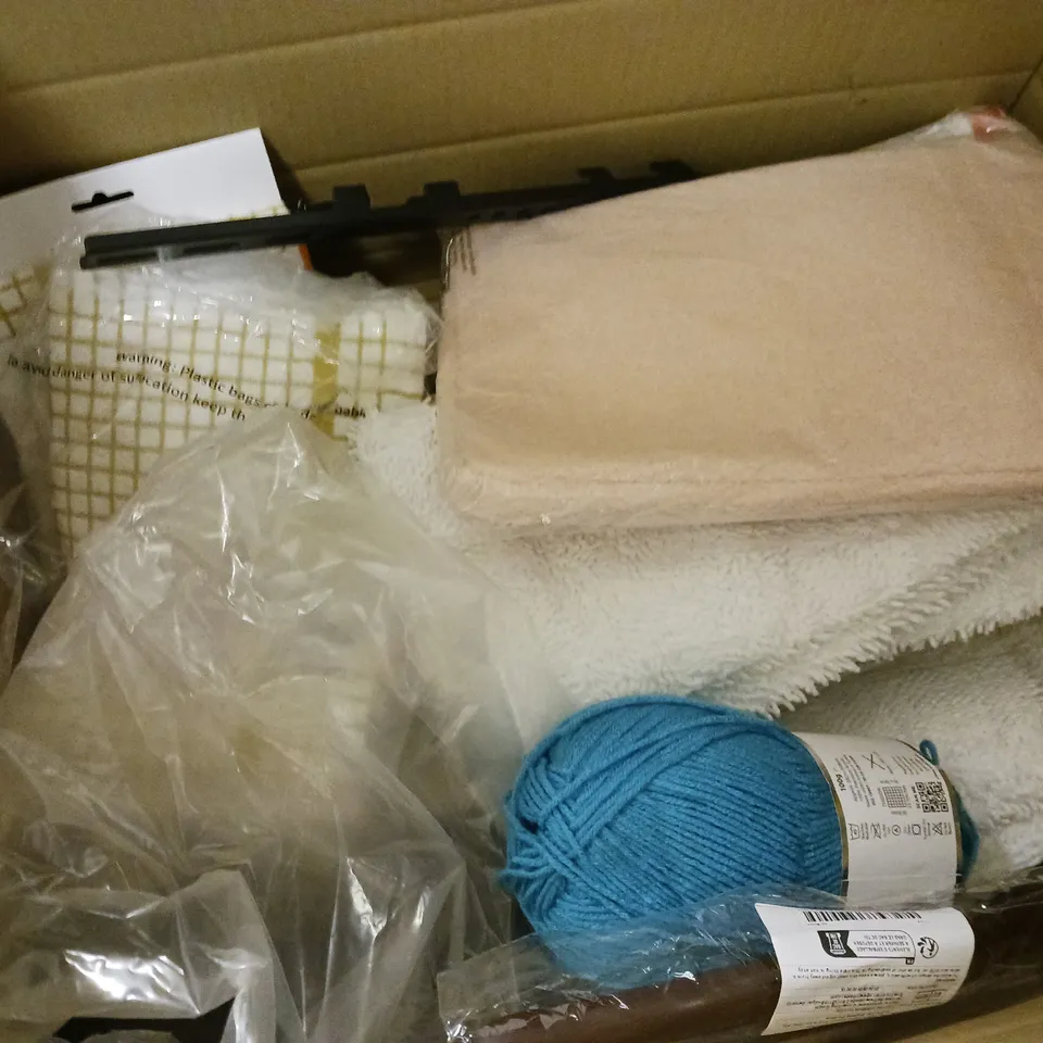 BOX OF APPROXIMATELY 12 ASSORTED ITEMS TO INCLUDE - JOHN LEWIS TEA TOWEL , JOHN LEWIS DOUBLE FITTED SHEET , NGT BREW KIT ETC