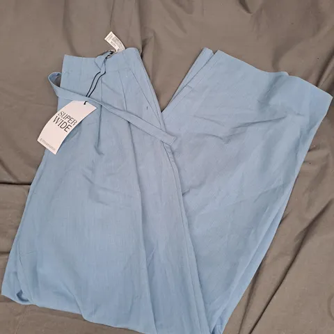 STRADIVARIUS SUPER WIDE PLEATED TROUSERS IN BLUE SIZE 6
