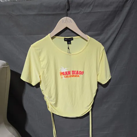 PRETTYLITTLETHING YELLOW T-SHIRT WITH SAN DIEGO CALIFORNIA GRAPHIC – UK L