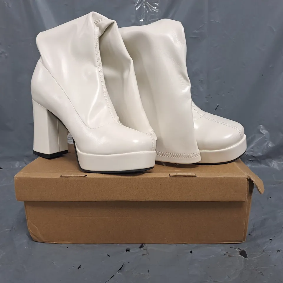 BOXED PAIR OF UNBRANDED BLOCK HEEL KNEE-HIGH BOOTS IN WHITE SIZE EU 37