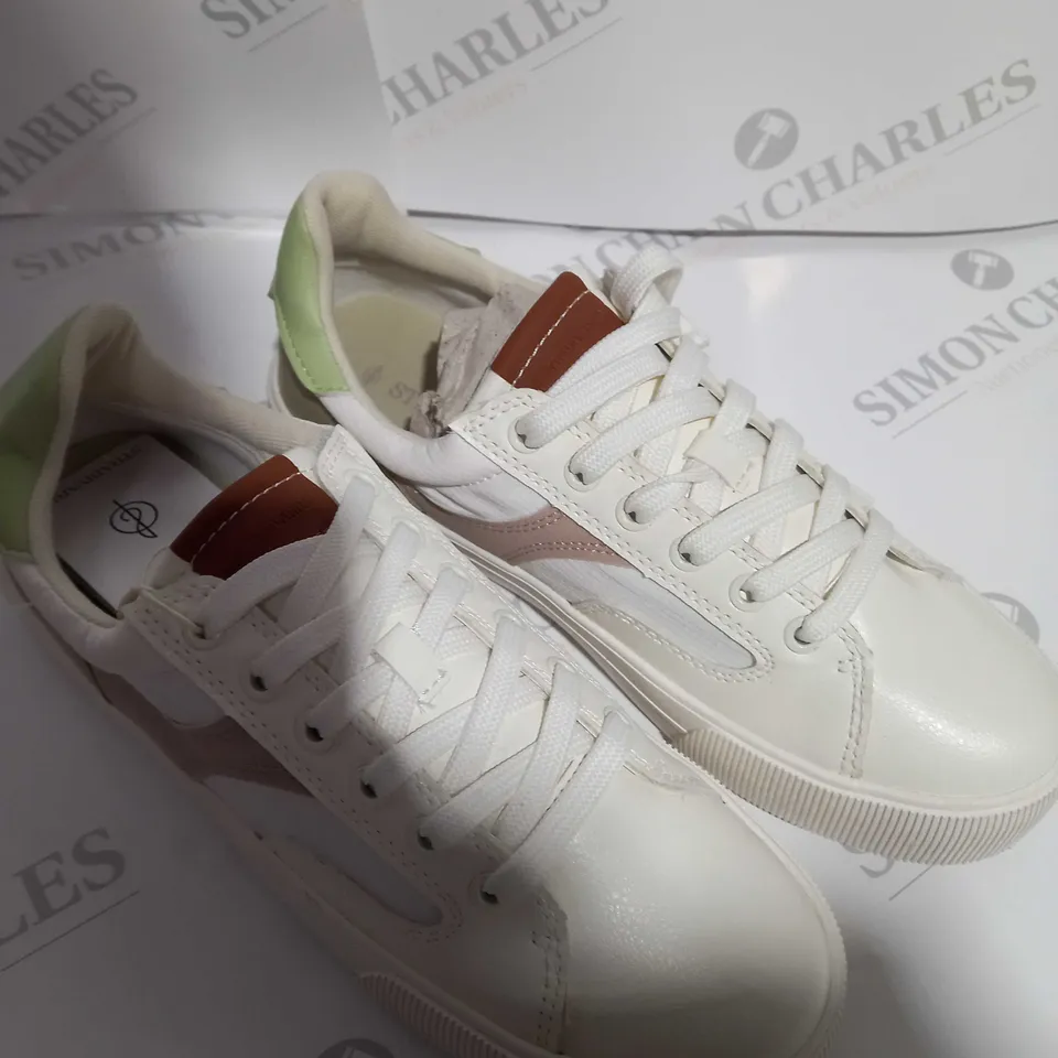 PIAR OF STRADIVARIUS TRAINERS SIZE EUR 39 