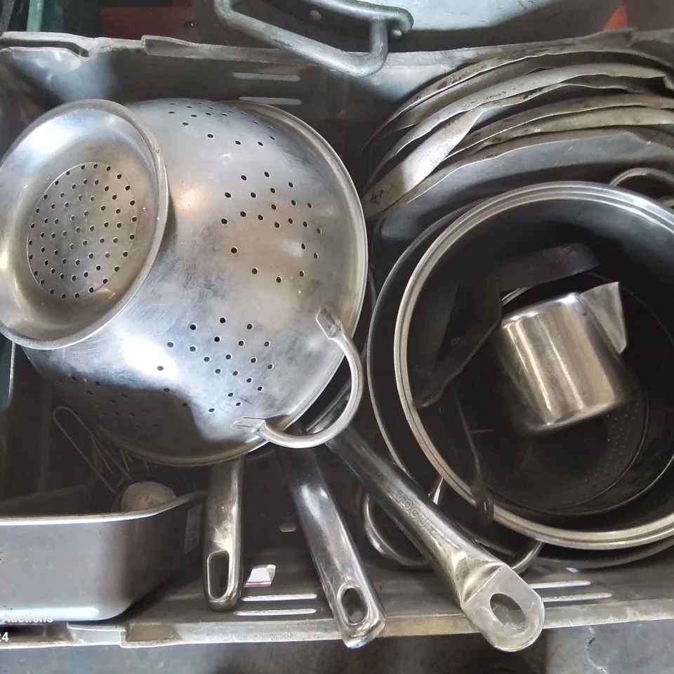 PALLET CONTAINING SEVERAL COMMERCIAL KITCHEN COOKING POTS, BAKING TRAYS, SAUCEPANS SIEVES ETC.