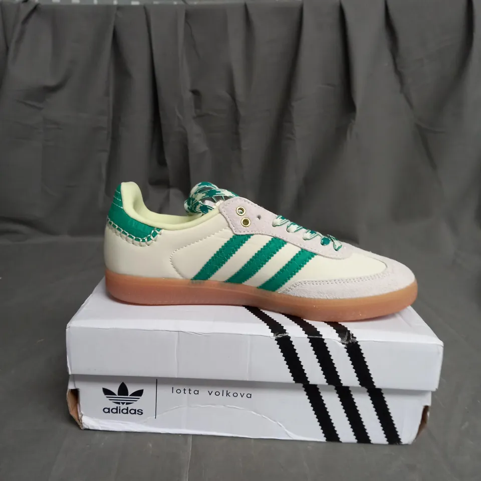 BOXED PAIR OF ADIDAS SAMBA GAZELLE'S SIZE 6