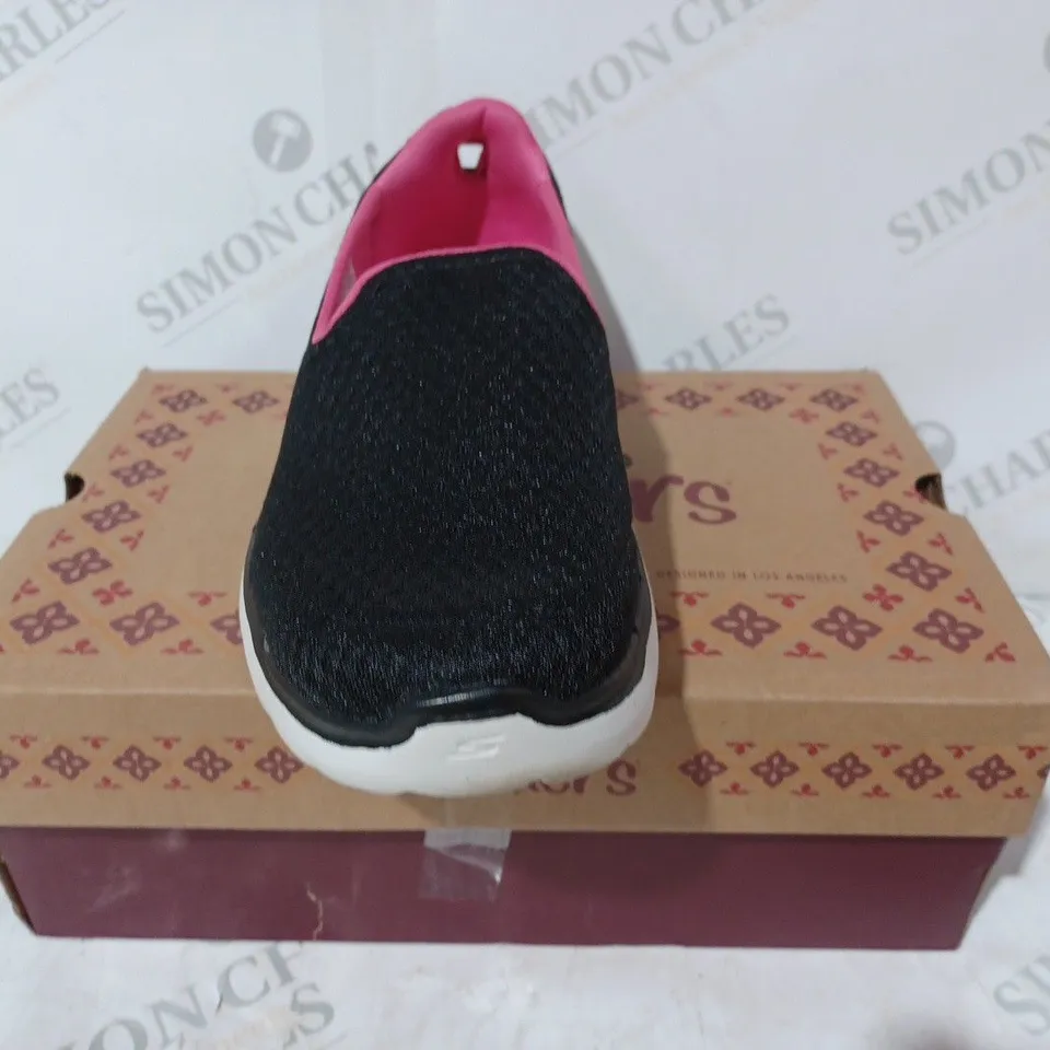 BOXED PAIR OF SKECHERS GO WALK SHOES IN BLACK/PINK SIZE 7