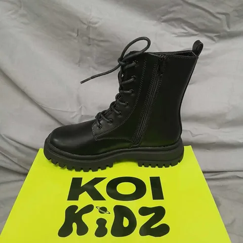 BRAND NEW BOXED KOI KIDZ MAGIC DREAMERS KIDZ LACE UP BOOTS – UK12 (BLACK PU)