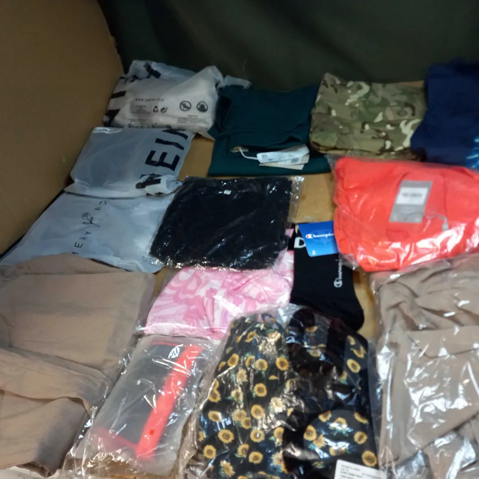 BOX OF APPROX 35 ASSORTED CLOTHING ITEMS TO INCLUDE - DRESSES, T-SHIRTS AND TROUSERS