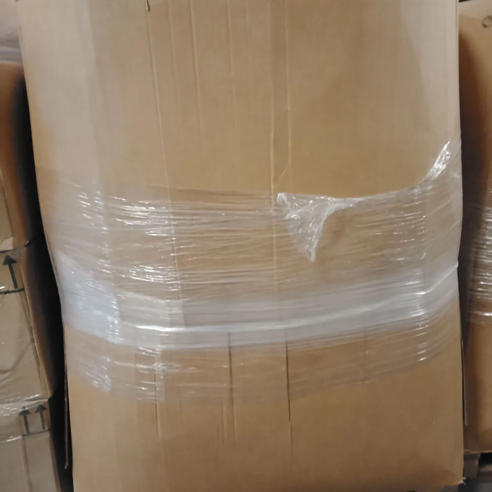 PALLET CONTAINING A LARGE QUANTITY OF PILLOWS