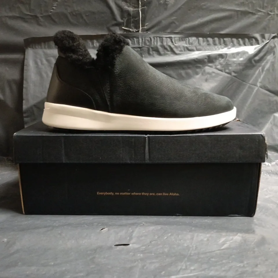 BOXED PAIR OF OLUKAI KAMAU SLIP-IN SHOES IN LAVA ROCK SIZE UK 7