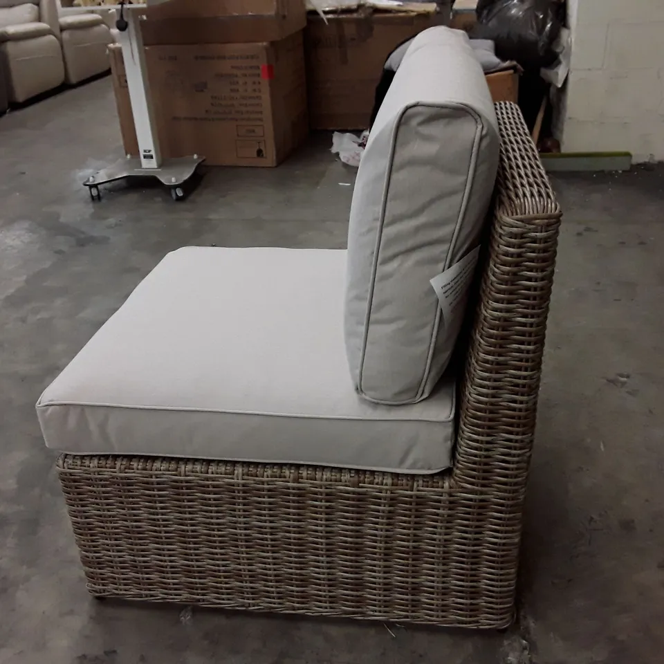 BOXED MIDDLE SOFA CHAIR -NATURAL