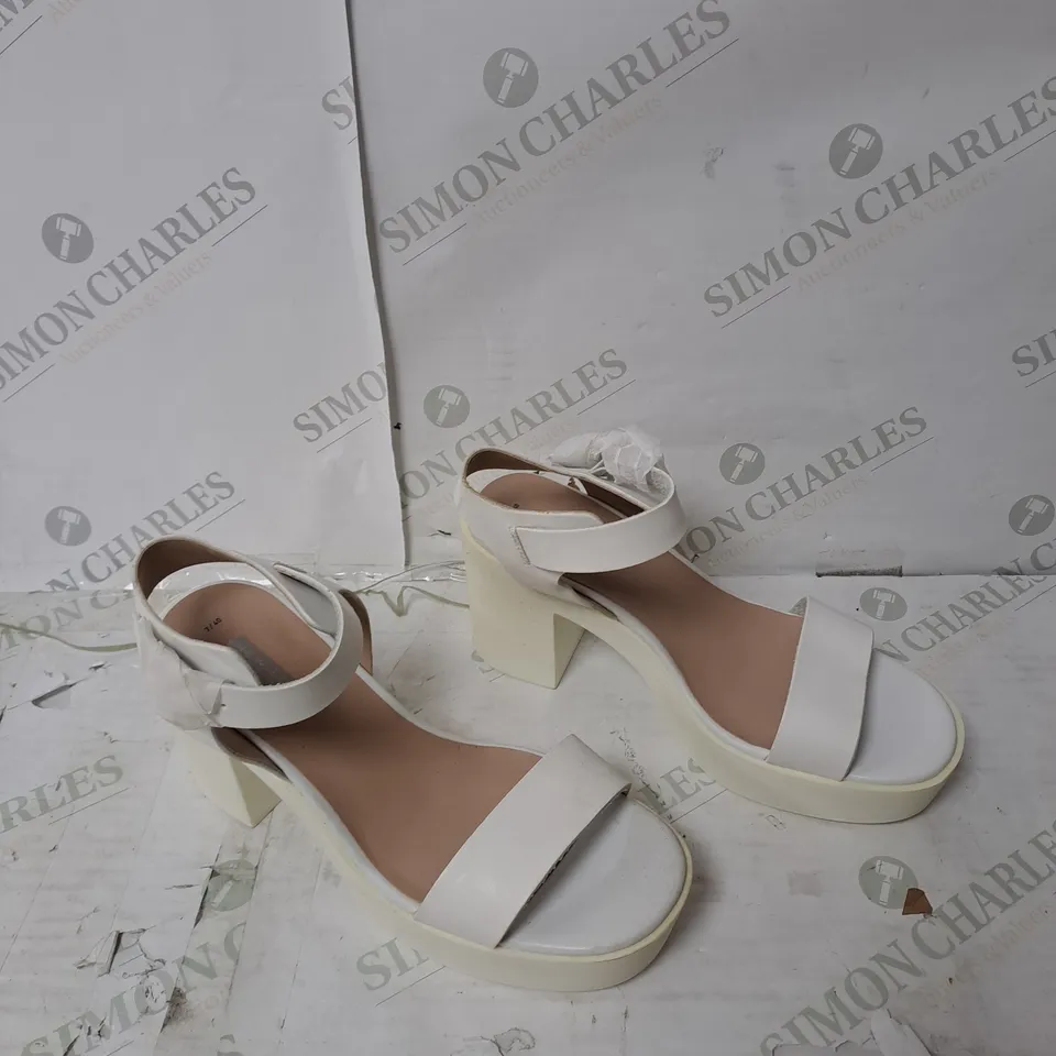 APPROXIMATELY 15 PAIRS OF BAGGED BLOCK HEEL OPEN TOE WHITE HEELS IN VARIOUS SIZES 
