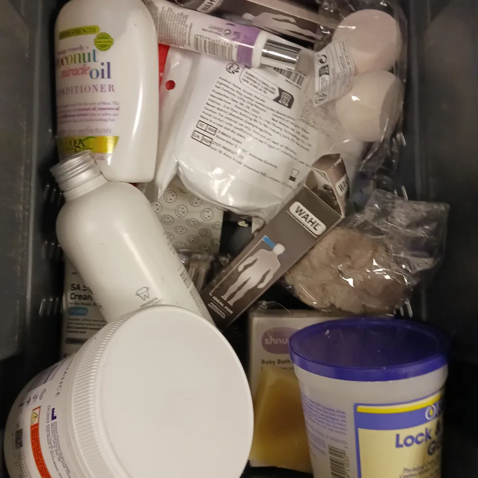 APPROXIMATELY 20 ASSORTED HEALTH & BEAUTY PRODUCTS TO INCLUDE WAKEN MOUTHWASH, CERAVE SMOOTHING CREAM, WAHL EAR & NOSE TRIMMER ETC 