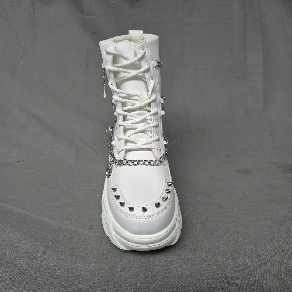 BOXED PAIR OF KOI BONED CATCH WHITE MYSTIC CHARM BOOTS UK SIZE 4