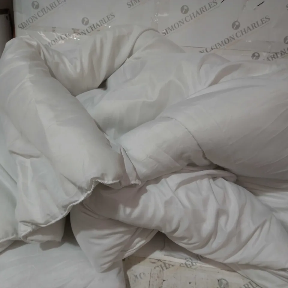 APPROXIMATELY 18 ASSORTED HOUSEHOLD ITEMS TO INCLUDE PILLOWS, DUVET COVERS, DOG FEEL BOWL, ETC