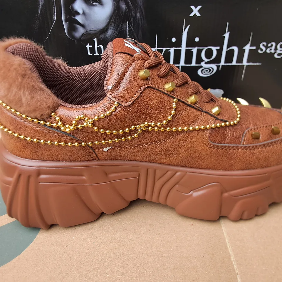 BRAND NEW BOXED KOI TWIGHLIGHT LOCA JINX CHARM TRAINERS IN BROWN - UK 5