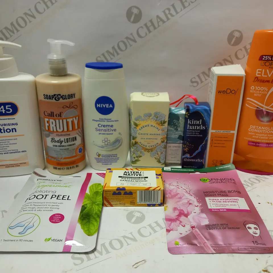 LOT OF APPROX 10 BEAUTY PRODUCTS TO INCLUDE SOAP&GLORY BODY LOTION, L'OREAL ELVIVE DREAM LENGTHS CONDITIONER, THISWORKS SOOTHING HAND CREAM, ETC 